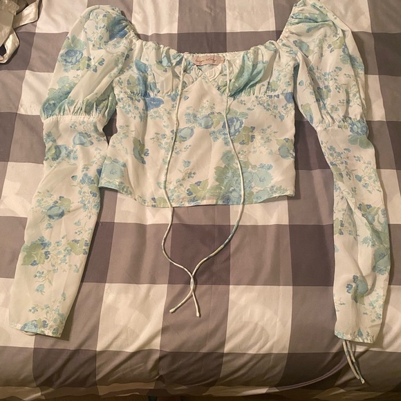 beige botany Tops - Cropped floral shirt. New, no tags. Size S.